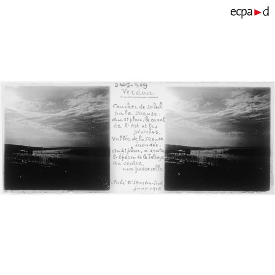 Verdun. Coucher de soleil sur la Meuse. Au 1er plan, le canal de l'Est et les péniches. Vallée de la Meuse inondée. Au 2e plan, à droite, l'éperon de la Falouze. Au centre, une passerelle. Cliché D[octeu]r Martin-Sist[eron]. Janvier 1918. [légende d'origine]