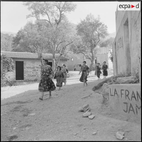 Des femmes et des enfants du village de [Soukaka] se rendent sur la place du marché pour assister au spectacle donné par le groupe d'action culturelle.