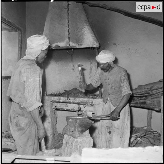 Scène de la vie quotidienne dans une forge.