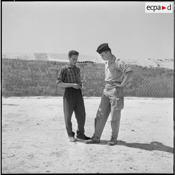 Entretien entre un militaire et un civil à l'intérieur d'un poste frontalier du secteur de Morsott.