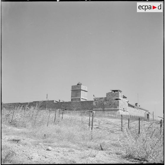 Vue d'un poste frontalier du secteur de Morsott depuis les barrages électrifiés.