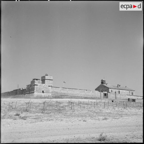 Vue d'un poste frontalier du secteur de Morsott depuis les barrages électrifiés.