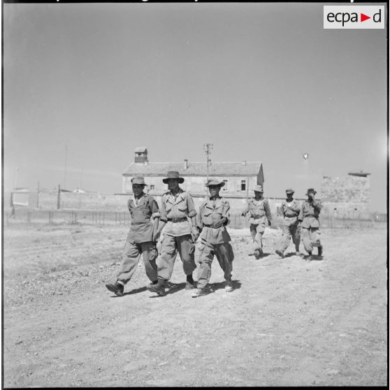 Un groupe de soldats à l'intérieur d'un poste frontière du secteur de Morsott.