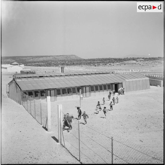 Scène de la vie quotidienne : sortie de classe.