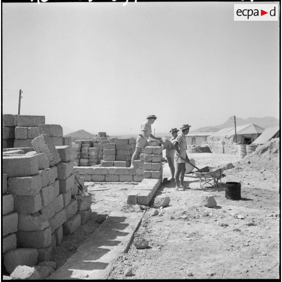 Un chantier à l'intérieur d'un poste frontalier du secteur de Morsott.