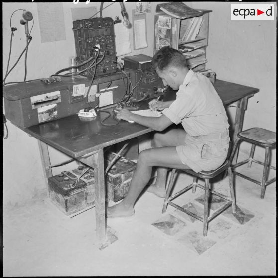 Scène de la vie quotidienne à l'intérieur de la salle de transmission d'un poste frontalier du secteur de Morsott.