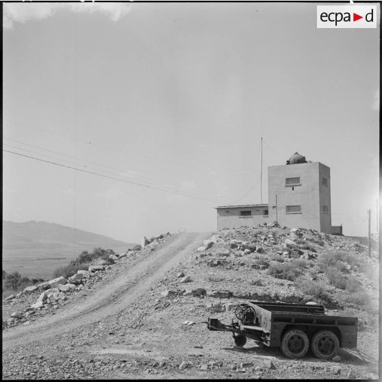 Vue d'une tour d'un poste frontalier du secteur de Morsott.