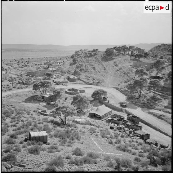 Vue en plongée d'un poste frontalier du secteur de Morsott.