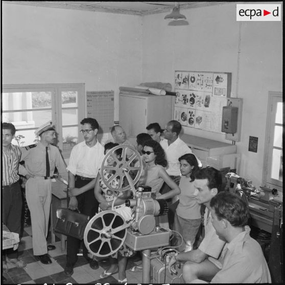 Stagiaires radio-information en visite au Service cinématographique des armées (SCA) d'Alger.