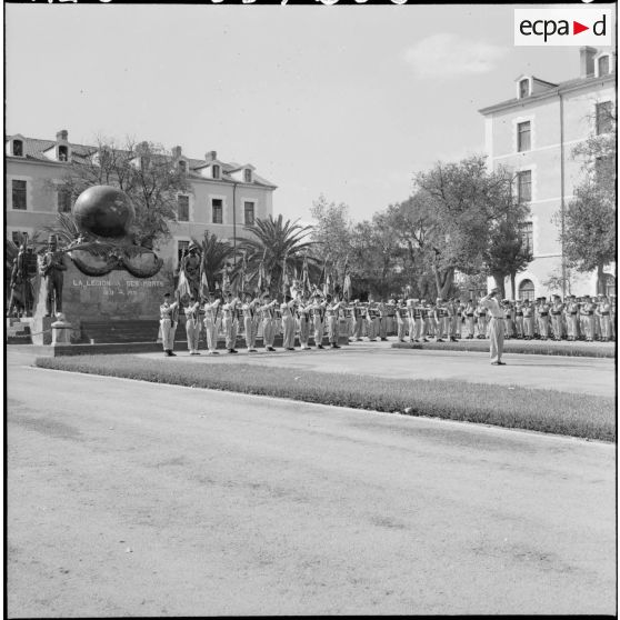 Prise d'armes à la Légion Etrangère, quartier Vienot à Sidi-Bel-Abbès, devant le monument aux morts.