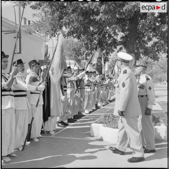 Prise d'armes à la Légion Etrangère, quartier Vienot à Sidi-Bel-Abbès : défilé sur le boulevard Rollet.