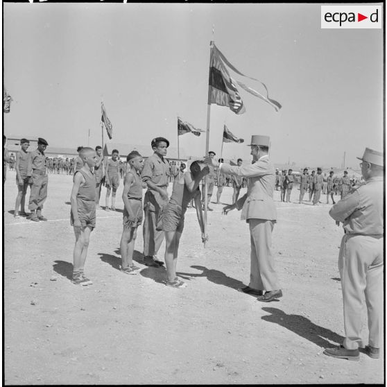 Le général Roy remet à chaque sportif son fanion, à l'occasion de la fête des jeunes du secteur de Djelfa.