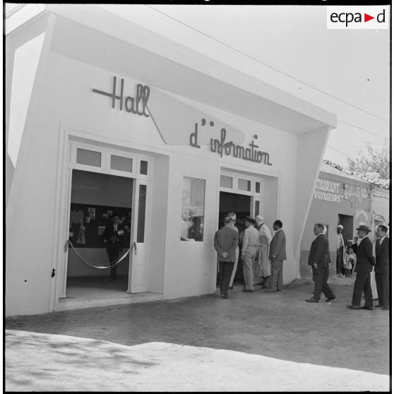 Vue du hall d'information inauguré par le général Roy, à l'occasion de la fête des jeunes du secteur de Djelfa.