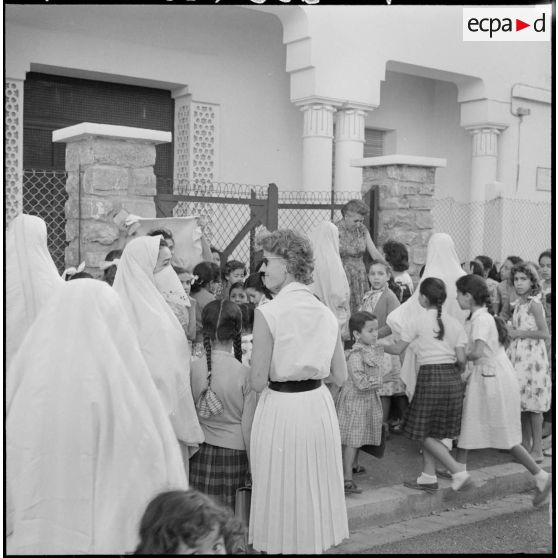 Rassemblement des élèves et des parents devant l'école primaire de filles de la rue Aurélie Tidjani.
