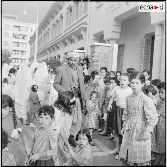 Rentrée des classes à l'école primaire de filles de la rue Aurélie Tidjani à Alger : un homme accompagne sa petite fille.