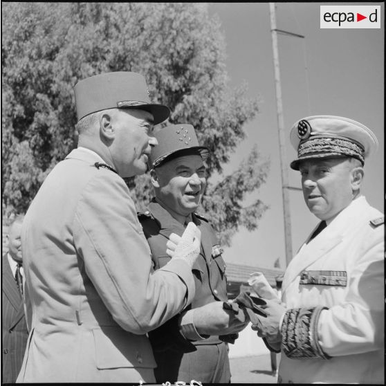 Conversation entre le maréchal Juin, le général Cailles et le gouverneur général de l'Algérie Roger Léonard à l'occasion de la visite du premier à Alger.