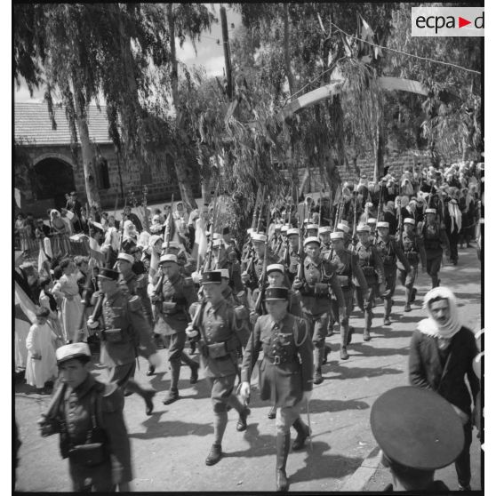 Une compagnie du 6e REI défile dans les rues d'un village druze.