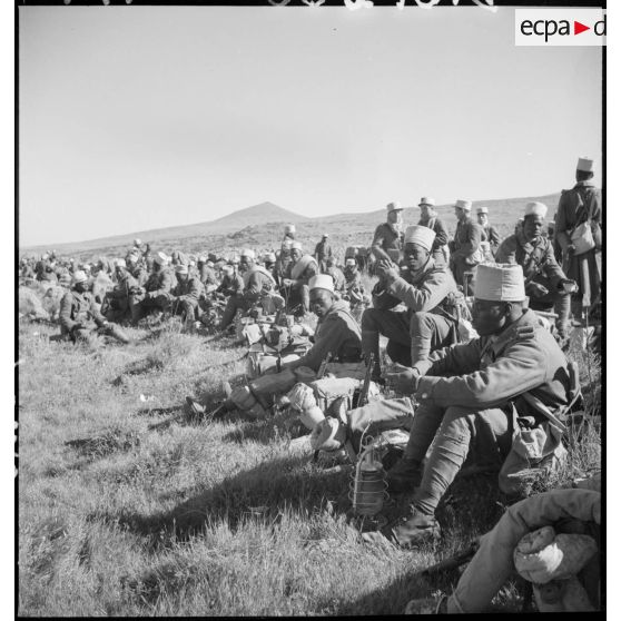 Une section du 17e RTS fait une halte dans le Djebel Druze.