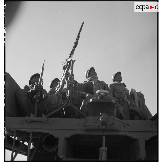 Des tirailleurs sénégalais du 17e RTS servent une mitrailleuse de 8 mm Hotchkiss modèle 1914.