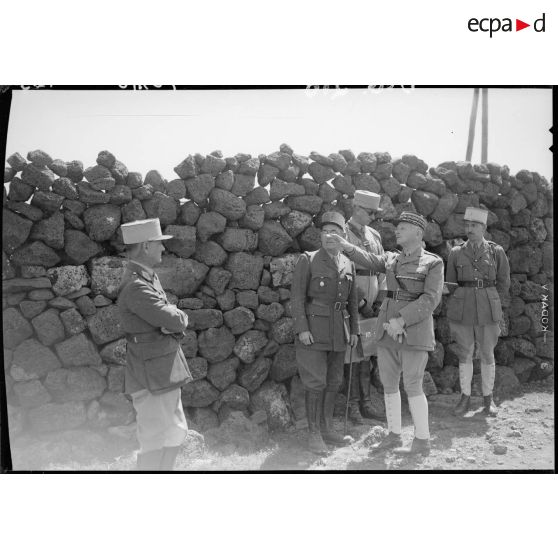 A l'ombre d'un mur de pierres sèches le général d'armée Weygand discute avec le général de brigade Richard.
