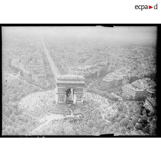 Vue aérienne de la Place de l'Etoile, avec l'Arc de Triomphe..