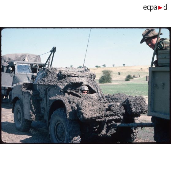 Remorquage d'une Auto-Mitrailleuse Légère (A.M.L). [légende d'origine]<br>