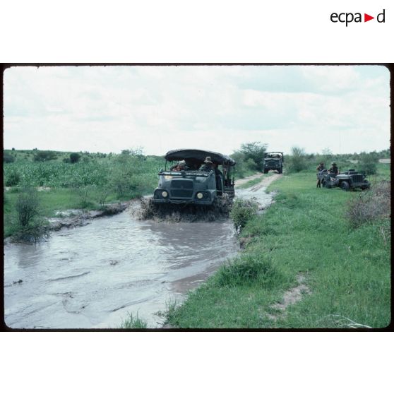 Piste Ngouri (saison des pluies). Chedra. [légende d'origine]<br>