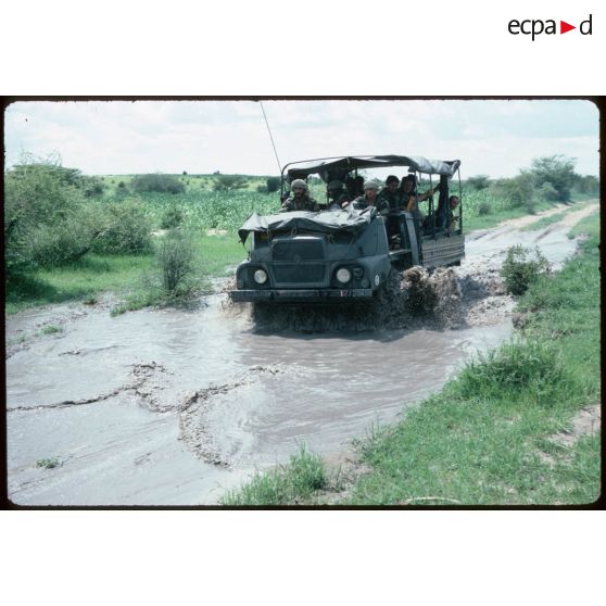 Piste en saison des pluies. [légende d'origine]<br>