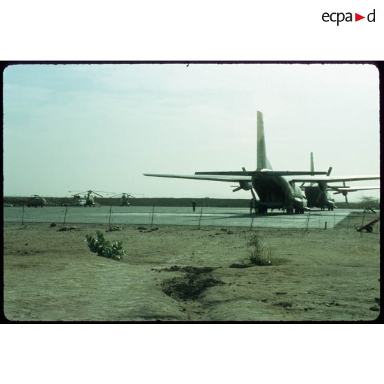 Aéroport Abeché II° escadron / RICM (photographe : Lieutenant Serra). [légende d'origine]