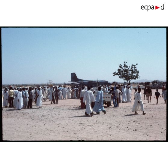 Aéroport Abeché II° escadron / RICM (photographe : Lieutenant Serra). [légende d'origine]<br>