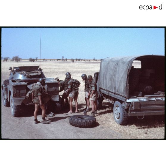 Abeché - Patrouille - Une crevaison II° escadron / RICM (photographe : Lieutenant Serra). [légende d'origine]<br>