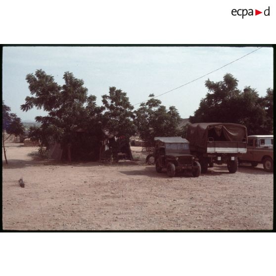 Abeché II° escadron / RICM (photographe : Lieutenant Serra). [légende d'origine]<br>