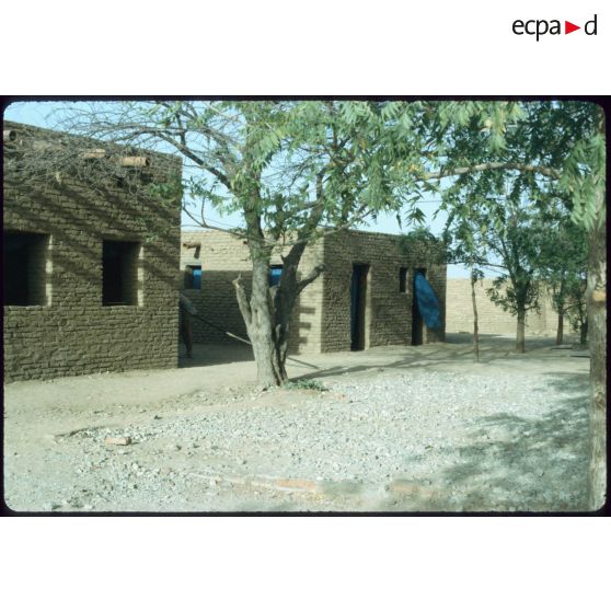 Abeché - II° escadron / RICM - Constructions effectuées par la 1ère formation (?). [légende d'origine]<br>