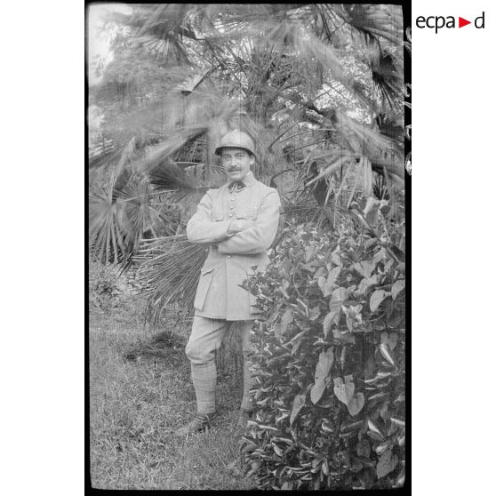 [Portrait d'un soldat devant un arbre].