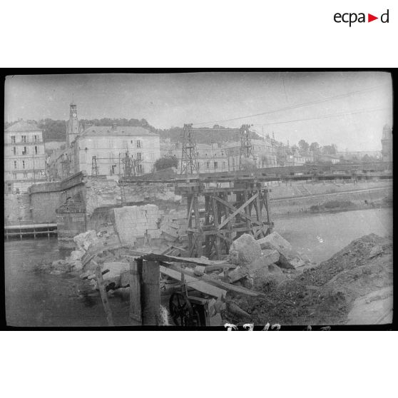 [Un pont détruit dans une ville].
