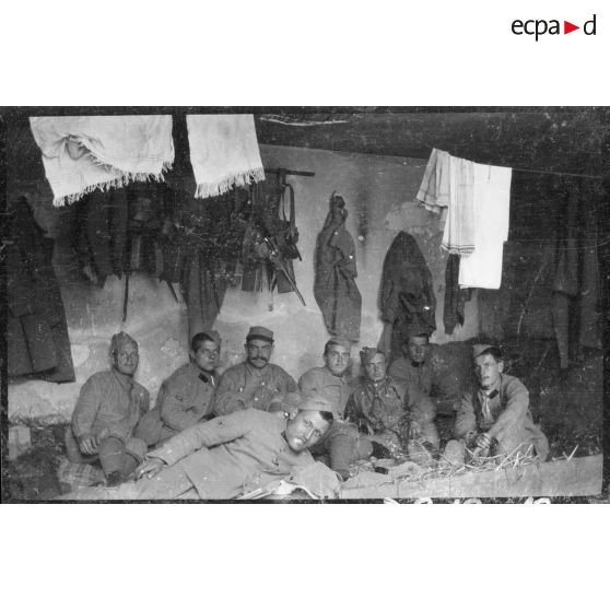 [Portrait d'un groupe de soldats dans un abri].