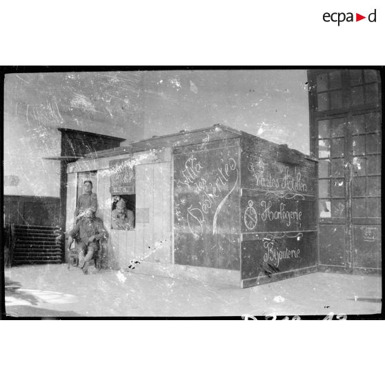 [Trois soldats dans un intérieur].