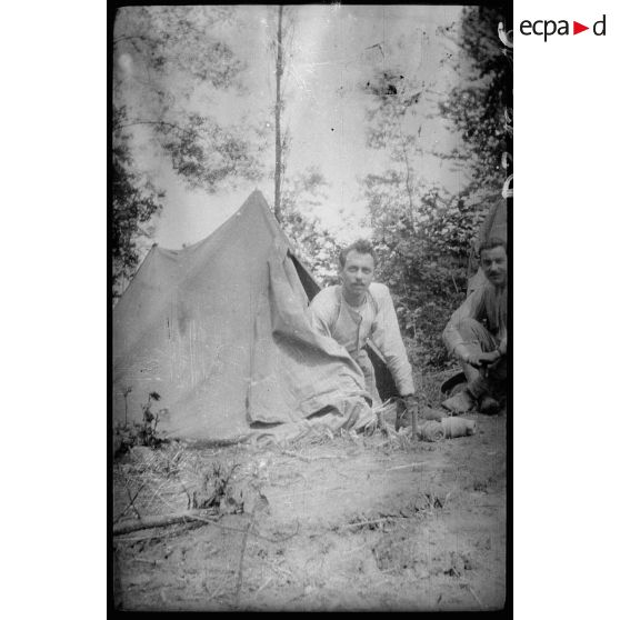 [Un soldat sort de sa tente].