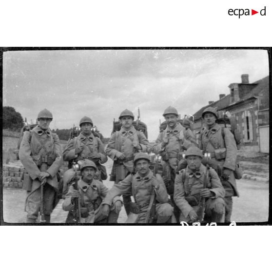 [Soldats posant pour la photographie, armes à la main].<br>