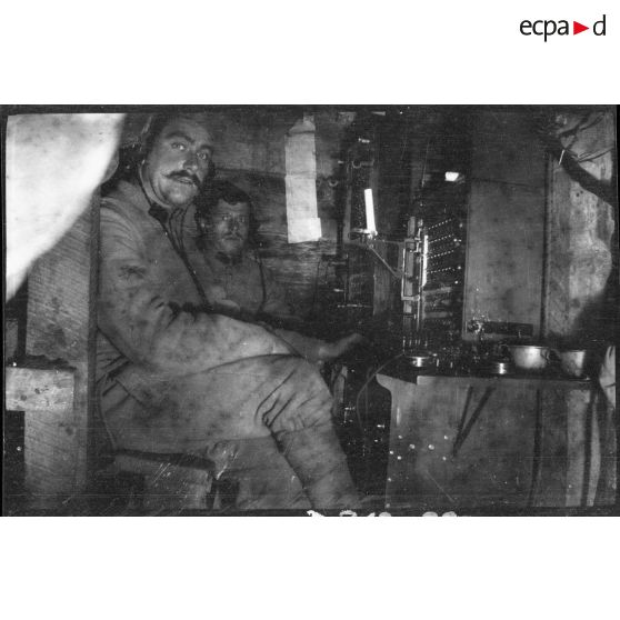 [Opérateurs de transmissions dans un abri].