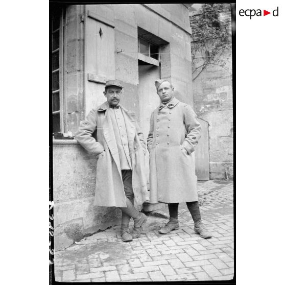 [Portrait de deux soldats sur le seuil d'une maison].