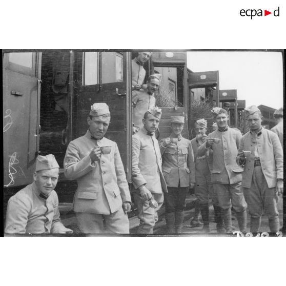 [Soldats en train de se restaurer].