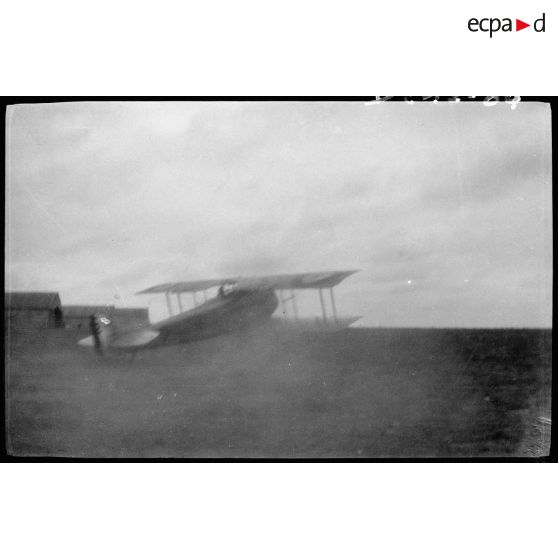 [SPAD VII « Vieux Charles " au décollage].