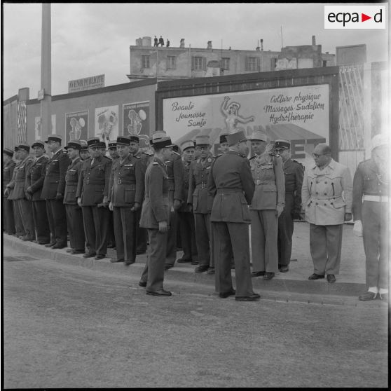 Poignée de main entre un général de brigade et un officier lors d'une prise d'armes à Alger.