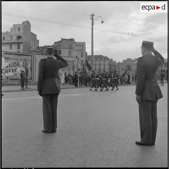 Salut d'un général de brigade au drapeau lors d'une prise d'armes à Alger.