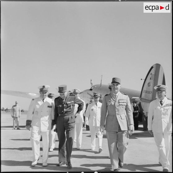 Arrivée du maréchal Juin à l'aéroport d'Alger accompagné d'une délégation composée du général Cailles.