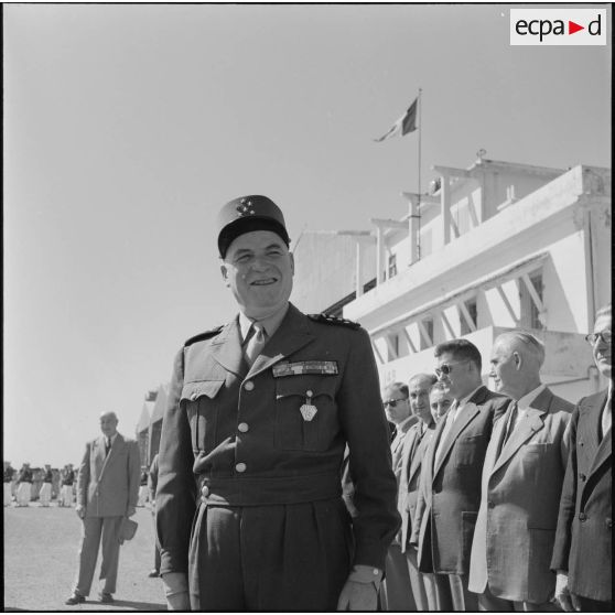 Portrait du maréchal Juin tout juste arrivé à l'aéroport d'Alger pour une visite officielle.