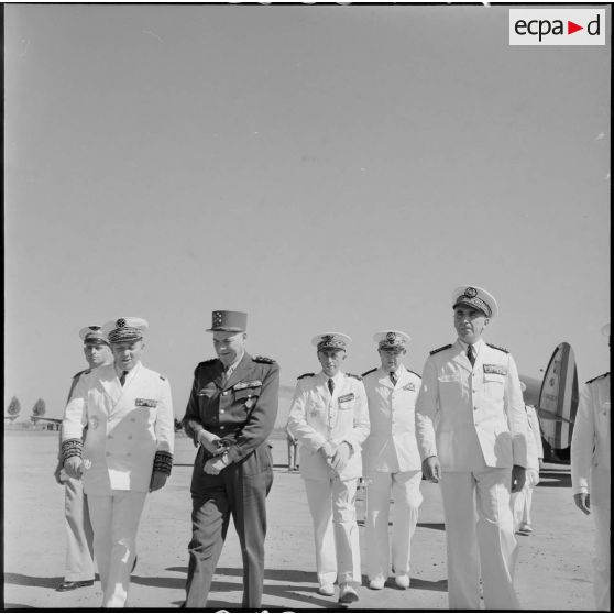 Arrivée du maréchal Juin à l'aéroport d'Alger accompagné d'une délégation composée du général Cailles.
