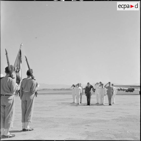 Prise d'armes sur le tarmac de l'aéroport d'Alger à l'arrivée du maréchal Juin à l'aéroport d'Alger accompagné d'une délégation composée du général Cailles.