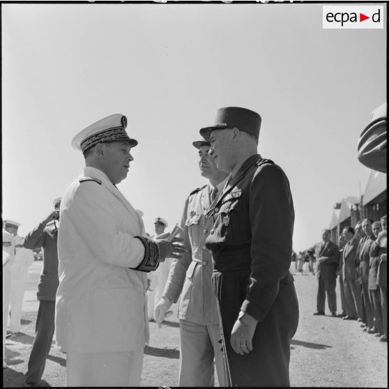 Conversation entre le maréchal Juin, le général Cailles et le gouverneur général de l'Algérie Roger Léonard à l'occasion de la visite du premier à Alger.